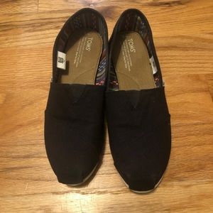 Toms 9 Black Canvas Shoes
